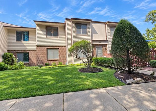 924 Skyline Dr, Coram, NY, 11727-3666 | Card Image
