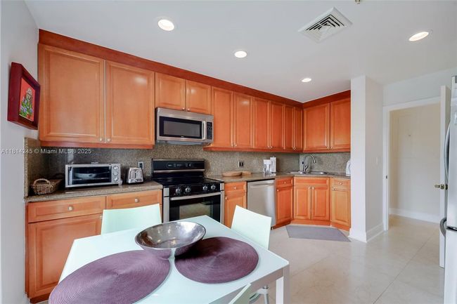 APT-402 - 711 Biltmore Way, Condo with 2 bedrooms, 2 bathrooms and null parking in Coral Gables FL | Image 6