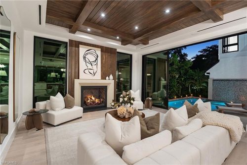 273 10th Ave S, NAPLES, FL, 34102-6820 | Card Image