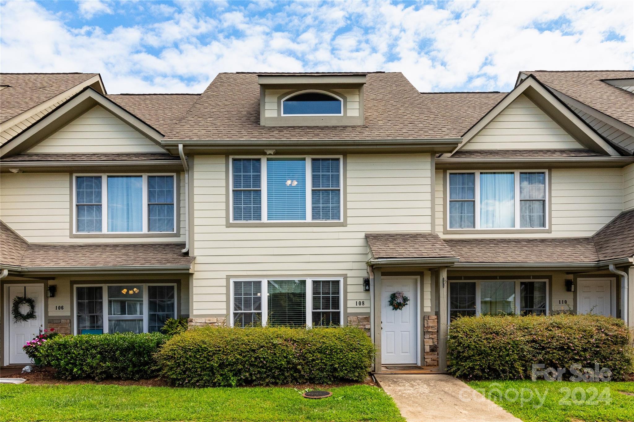 Rotunda Cir, Asheville, NC 28806