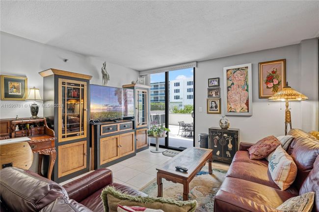 404 - 2401 Collins Ave, Condo with 2 bedrooms, 2 bathrooms and null parking in Miami Beach FL | Image 20