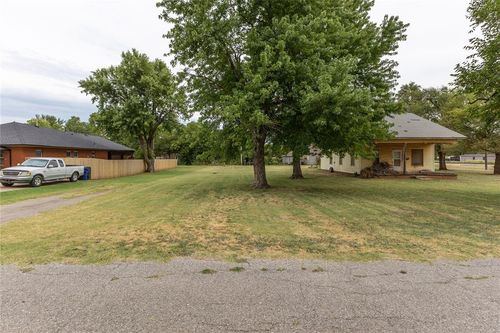 226 E Oklahoma Ave, Kingfisher, OK, 73750-3629 | Card Image