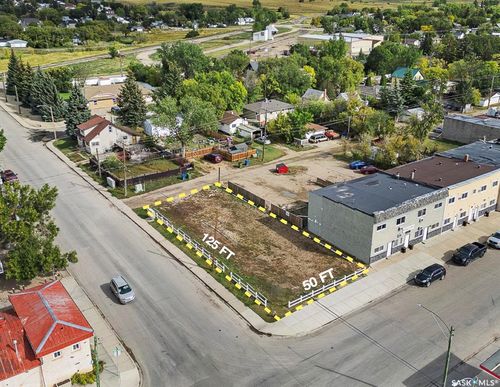 402 Athabasca St E, Moose Jaw, SK, S6H0L8 | Card Image