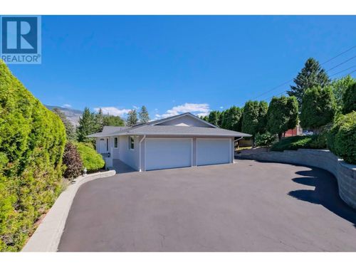 690 Pineview Dr, Kaleden, BC, V0H1K0 | Card Image