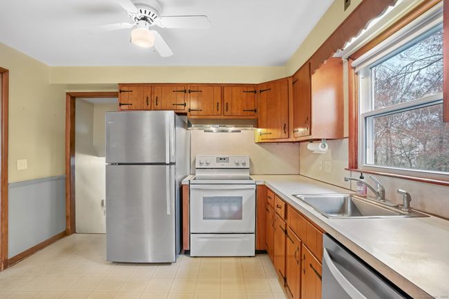 50 Poplar St, House other with 3 bedrooms, 2 bathrooms and null parking in Trumbull CT | Image 11