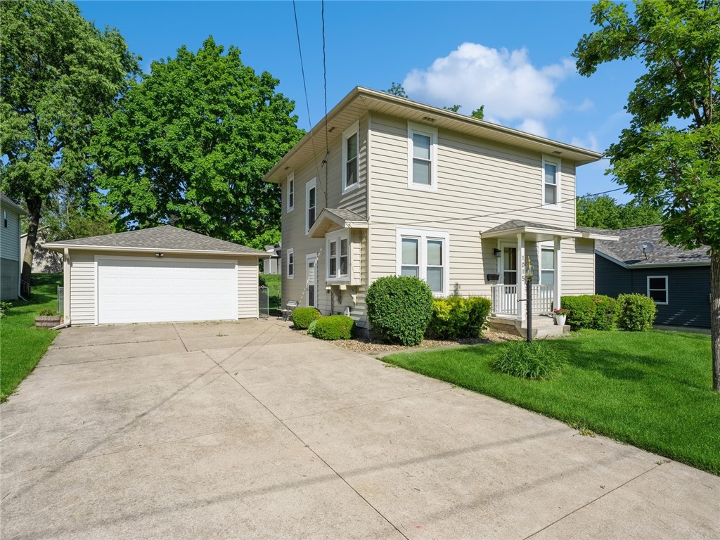 3rd St, Newton, IA 50208