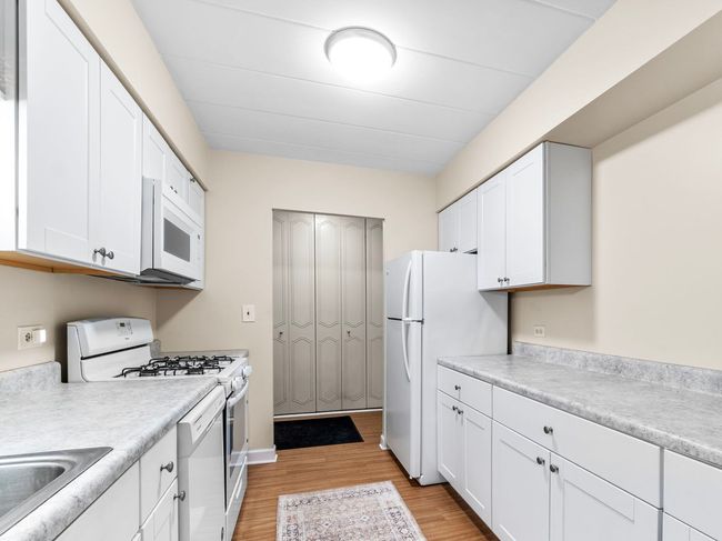 APT-204 - 1060 N Mill St, Condo with 2 bedrooms, 2 bathrooms and 1 parking in Naperville IL | Image 8