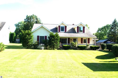 764 Oakwood Rd, Ortonville, MI, 48462-8589 | Card Image