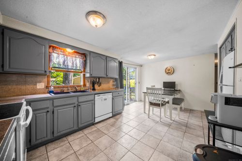 10 Hathaway St, Windsor Locks, CT, 06096-1708 | Card Image