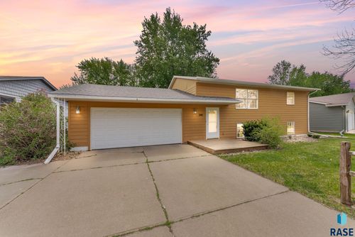 344 N Holiday Ave, Sioux Falls, SD, 57103-1134 | Card Image