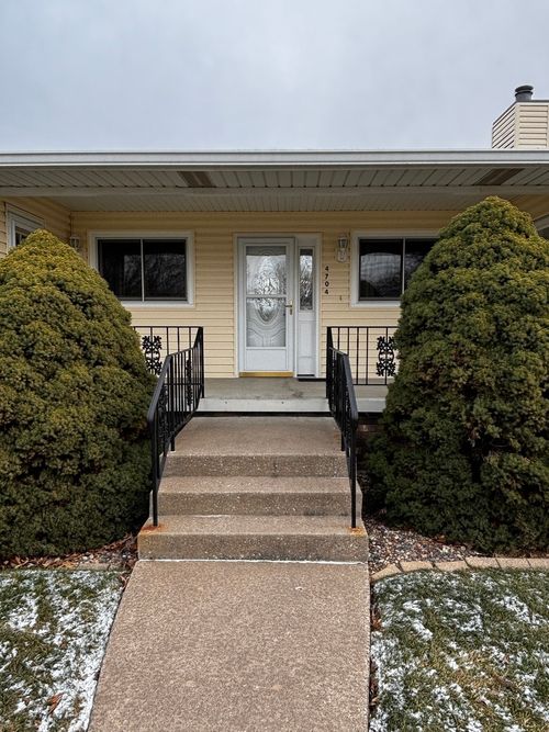 2-4704 9th St, East Moline, IL, 61244-4445 | Card Image