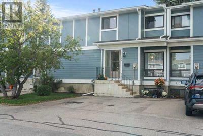 2210 Oakmoor Dr Sw, Townhouse with 4 bedrooms, 3 bathrooms and 2 parking in Calgary AB | Image 2