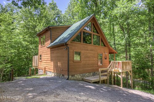2261 Beach Front Dr, Sevierville, TN, 37876-3007 | Card Image