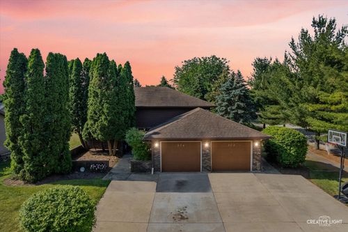 272 Maple St, Sugar Grove, IL, 60554-5223 | Card Image