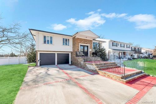 2 Valley Greens Dr, Valley Stream, NY, 11581-3635 | Card Image