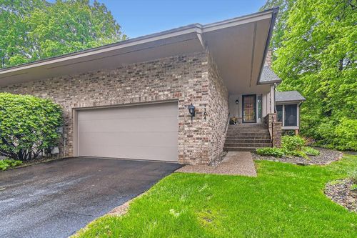 1104 Hollybrook Dr, Wayzata, MN, 55391-1370 | Card Image