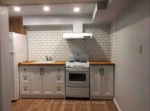 3448 Ellengale Dr, Mississauga, ON, L5C1Z7 | Card Image