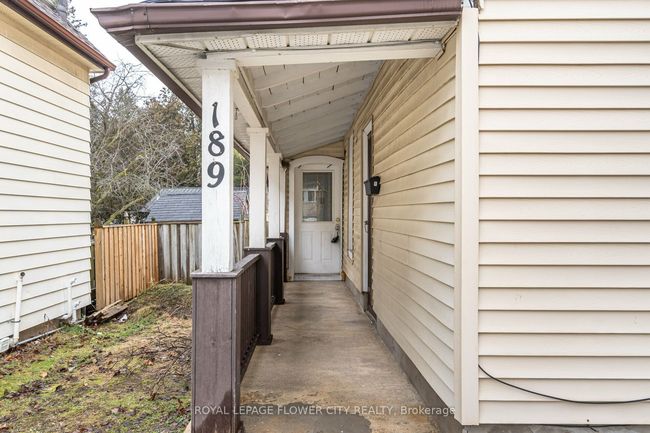 189 Dundas St N, House attached with 3 bedrooms, 2 bathrooms and 5 parking in Cambridge ON | Image 4