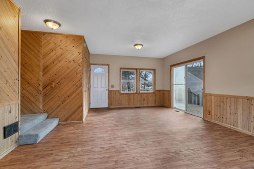 6150 193rd Ave Ne, New London, MN, 56273-9628 | Card Image