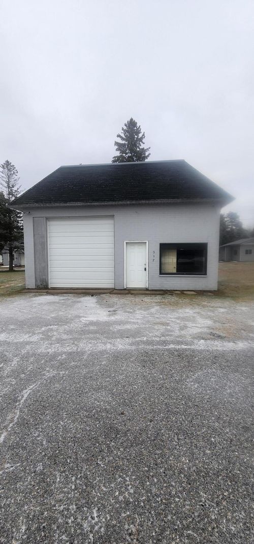 517 Goodrich St, Vassar, MI, 48768-9205 | Card Image