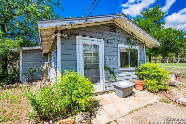 3420 Junction Hwy, House other with 2 bedrooms, 2 bathrooms and null parking in ingram TX | Image 31