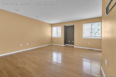 24521 Pine Village Boulevard, Condo with 2 bedrooms, 2 bathrooms and null parking in Oak Park MI | Image 3