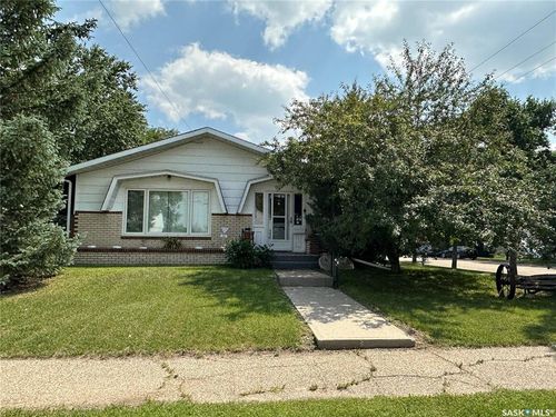 918 4 St Se, Weyburn, SK, S4H2G7 | Card Image