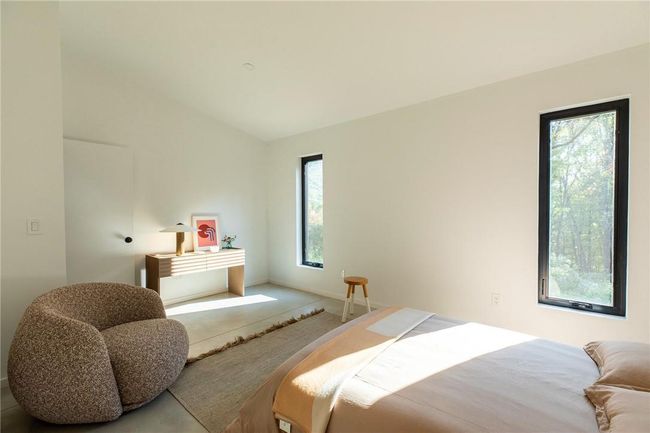 Bedroom with multiple windows | Image 9