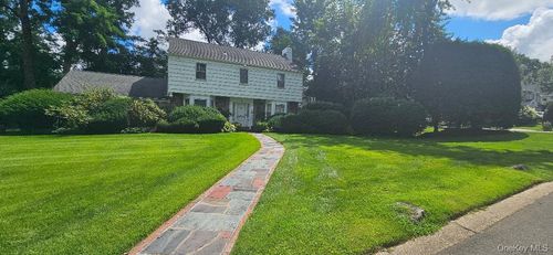 10 Meadow Woods Rd, Great Neck, NY, 11020-1232 | Card Image