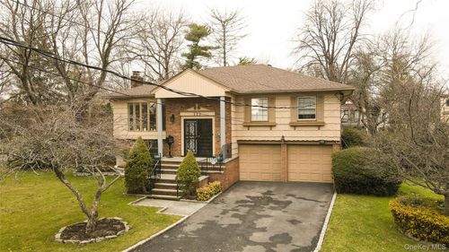 112 Crescent Dr, Albertson, NY, 11507-1104 | Card Image