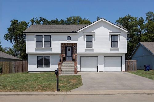 110 E John St, Coffeyville, KS, 67337-7001 | Card Image