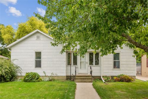 621 10th Street, Nevada, IA, 50201 | Card Image