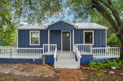 605 Bishop St, Smithville, TX, 78957-1612 | Card Image