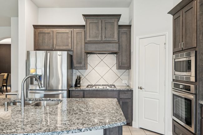 Corner walk-in pantry. Hood vents outside | Image 21