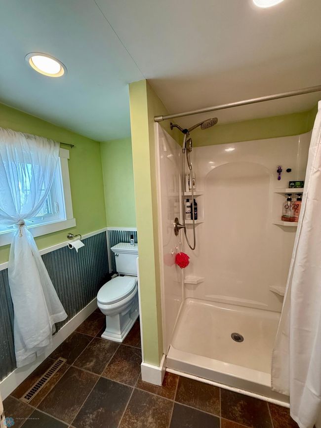 Main Floor Full Bath | Image 13