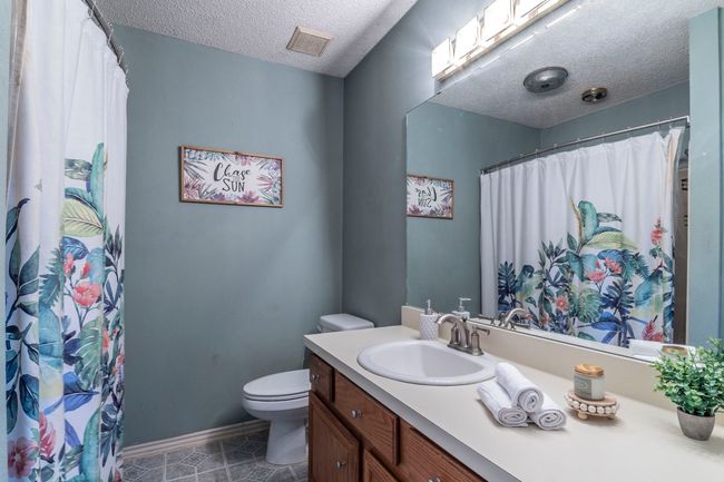 Guest bathroom with tub shower | Image 21
