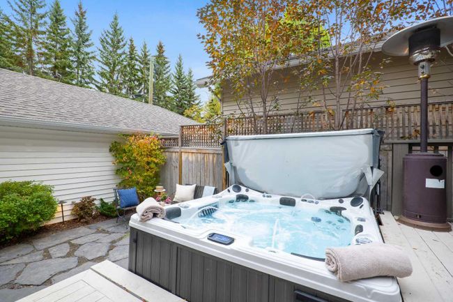 114 Garden Crescent Sw, Home with 4 bedrooms, 3 bathrooms and 2 parking in Calgary AB | Image 4