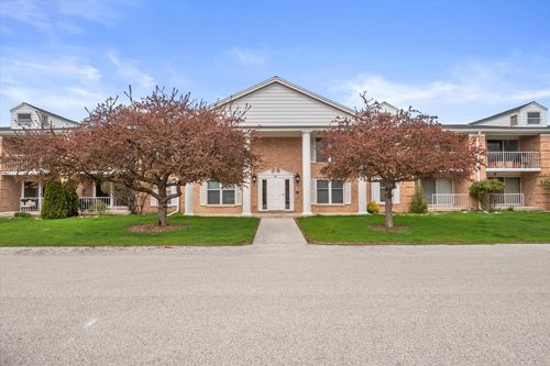 102-940 W Heritage Court, Mequon, WI, 53092 | Card Image