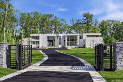 31 Chestnut Hill Dr, Oyster Bay, NY, 11771-2508 | Card Image