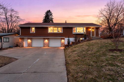 807 Rose Pl, Roseville, MN, 55113-3418 | Card Image