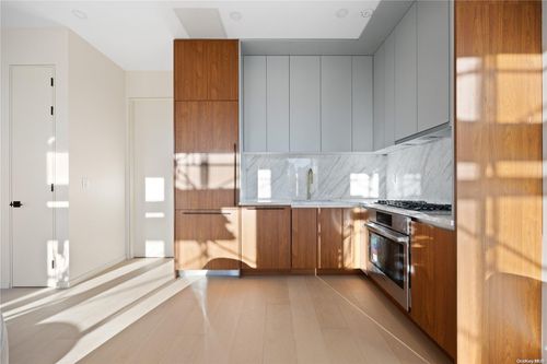 2e-31-16 21st St, Astoria, NY, 11106-4518 | Card Image