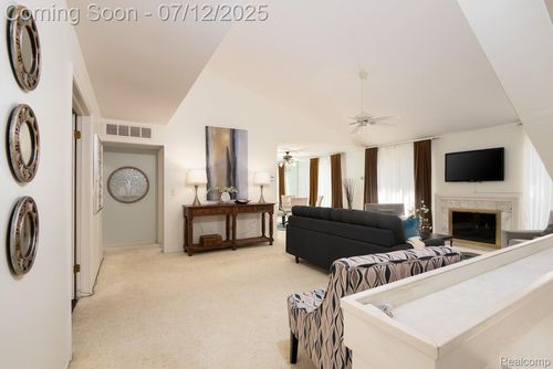 7427 Radcliff Ct, West Bloomfield, MI, 48322-3537 | Card Image