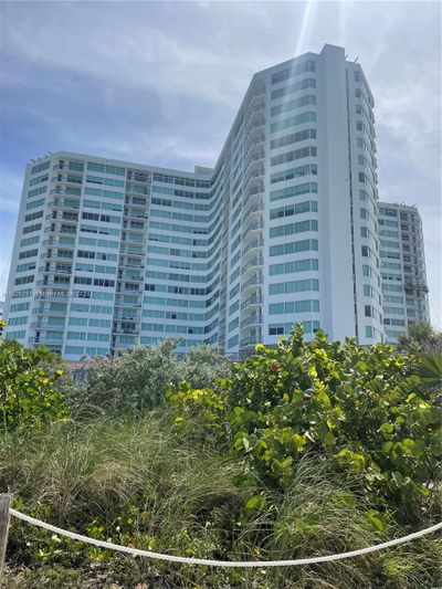 912 - 7135 Collins Ave, Condo with 1 bedrooms, 2 bathrooms and null parking in Miami Beach FL | Image 1