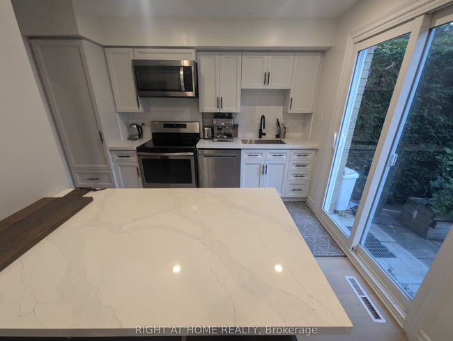 6 Broadpath Rd, Condo with 4 bedrooms, 2 bathrooms and 1 parking in North York ON | Image 9