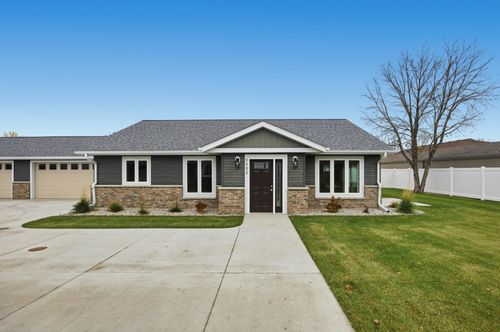 2332 30th Ave S, Fargo, ND, 58103-5871 | Card Image