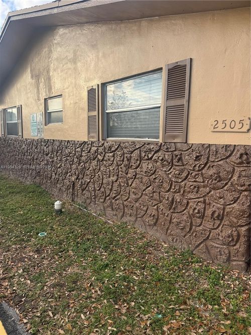 2-2505 13th Ct, Fort Lauderdale, FL, 33311-5211 | Card Image