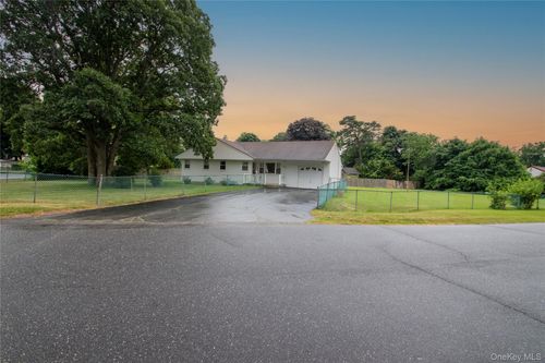 44 Willoughby Street, Islip, NY, 11717 | Card Image