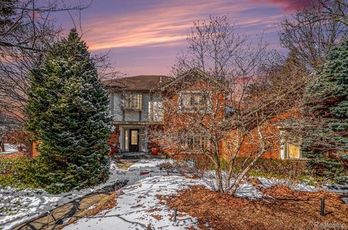 4280 Woodlands Ln, Orchard Lake, MI, 48323-1675 | Card Image