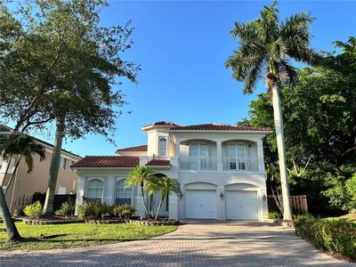 11388 Nw 68th St, House other with 5 bedrooms, 4 bathrooms and null parking in Doral FL | Image 1