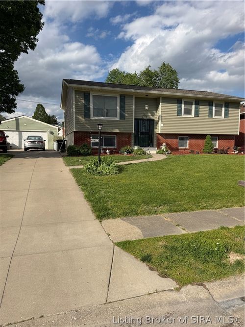 1314 Sportsman Dr, Jeffersonville, IN, 47130-6153 | Card Image